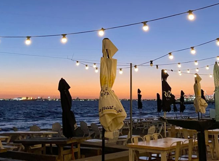 Quán café ven biển Mũi Né lung linh về đêm Quán cafe ven biển Mũi Né với không gian chill khi khám phá Mũi Né về đêm